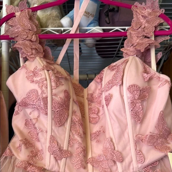 Elegant Pink Lace Gown - Picture 3 of 12